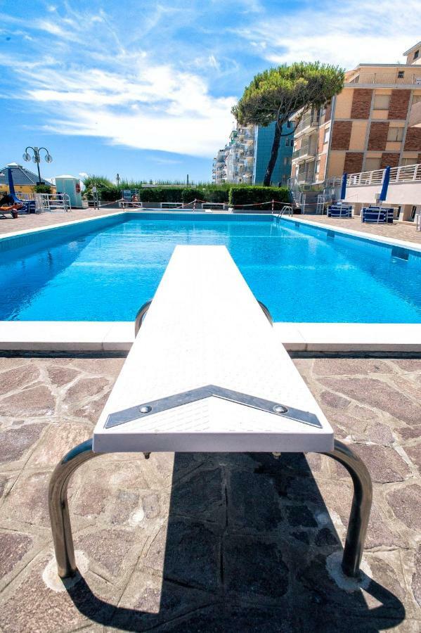 Sea View Apartment With Swimming Pool Лидо-ди-Езоло Экстерьер фото