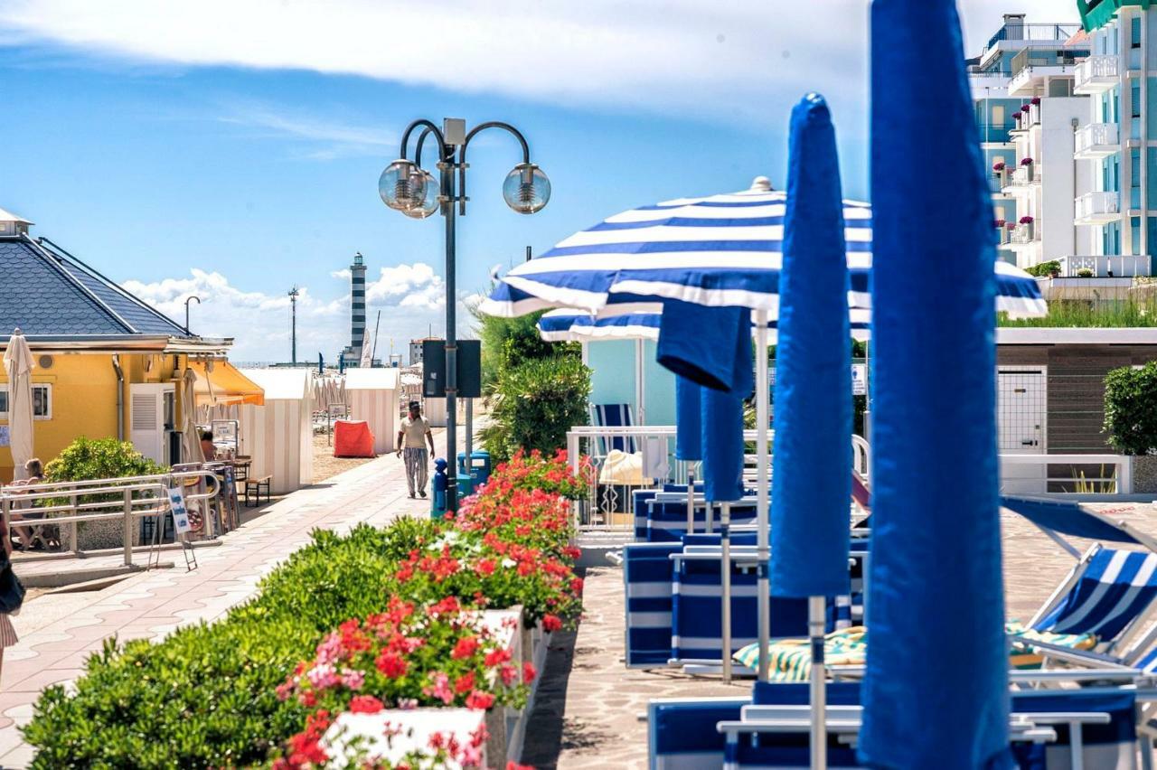 Sea View Apartment With Swimming Pool Лидо-ди-Езоло Экстерьер фото