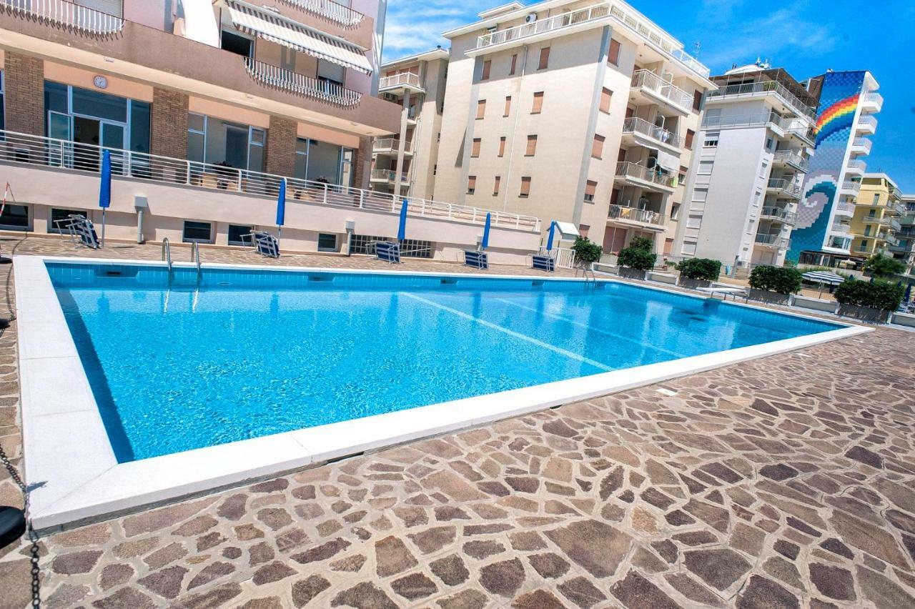 Sea View Apartment With Swimming Pool Лидо-ди-Езоло Экстерьер фото