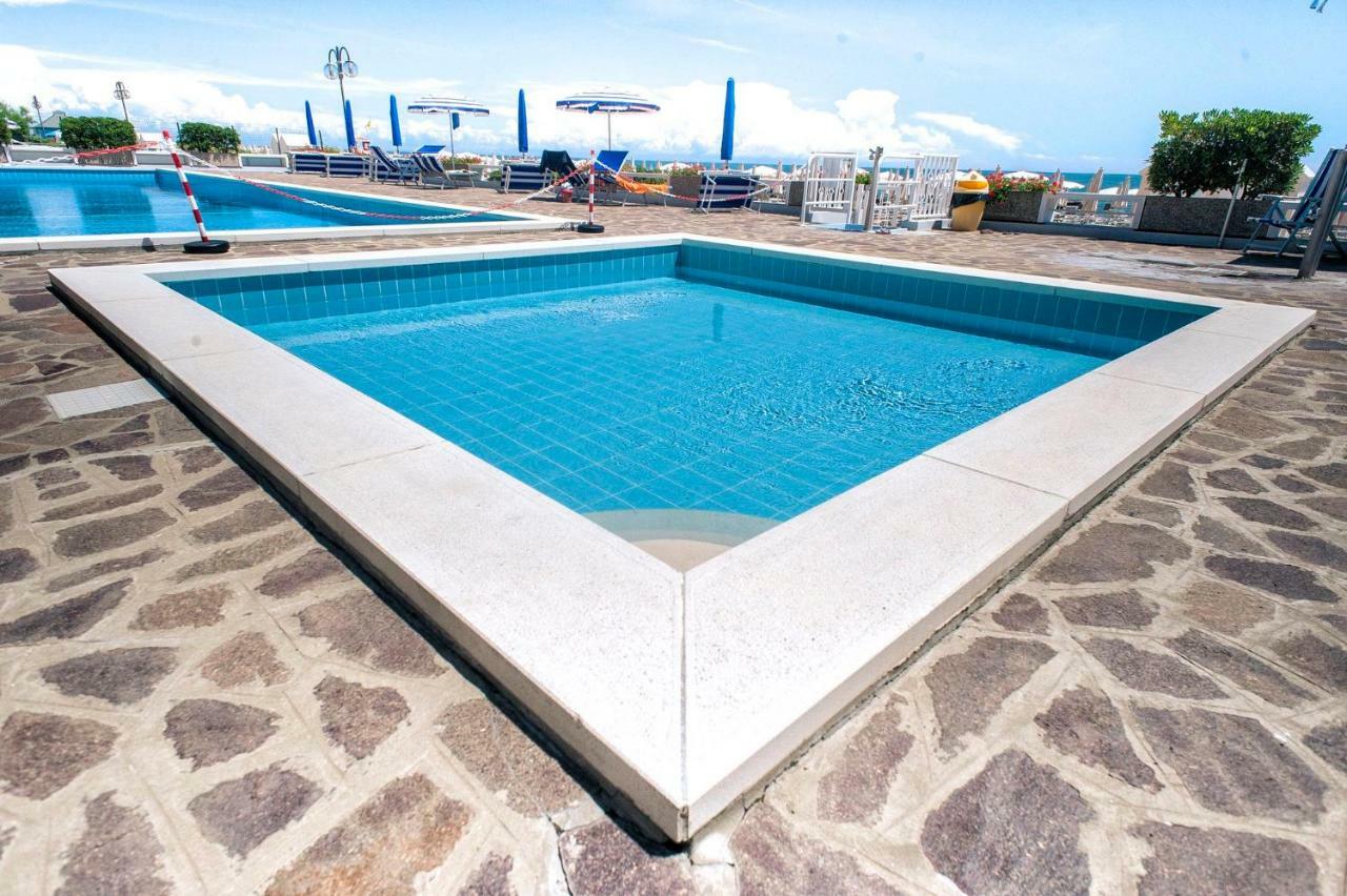 Sea View Apartment With Swimming Pool Лидо-ди-Езоло Экстерьер фото
