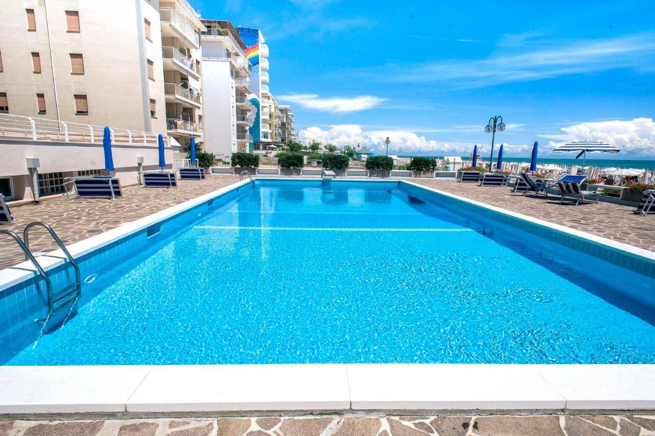 Sea View Apartment With Swimming Pool Лидо-ди-Езоло Экстерьер фото