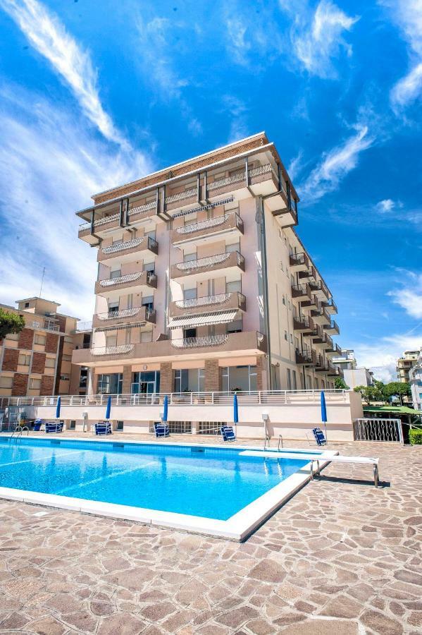 Sea View Apartment With Swimming Pool Лидо-ди-Езоло Экстерьер фото
