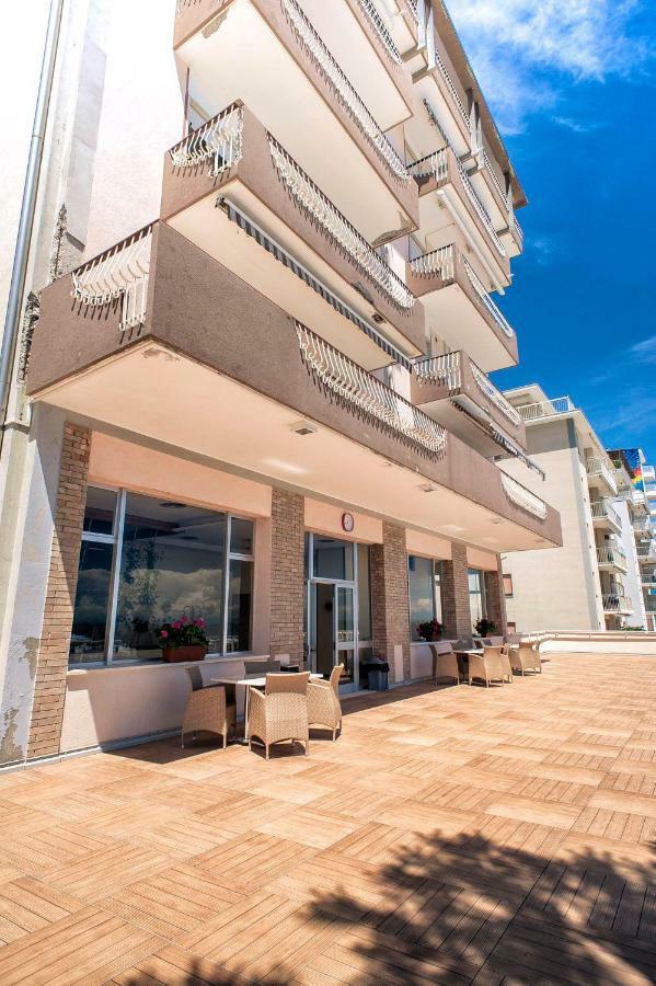 Sea View Apartment With Swimming Pool Лидо-ди-Езоло Экстерьер фото