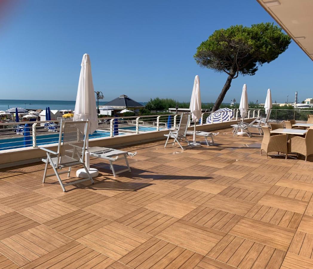 Sea View Apartment With Swimming Pool Лидо-ди-Езоло Экстерьер фото